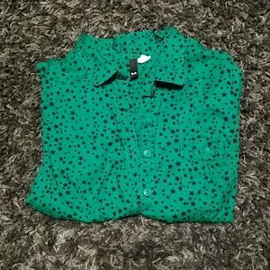 EUC H&M star print button up shirt sz S